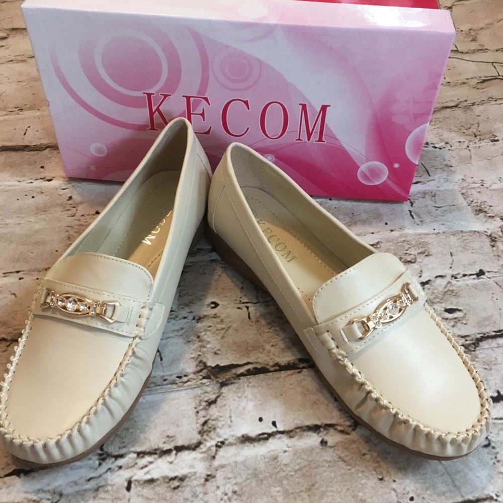 NWT cream comfy flat faux leather shoes size 7